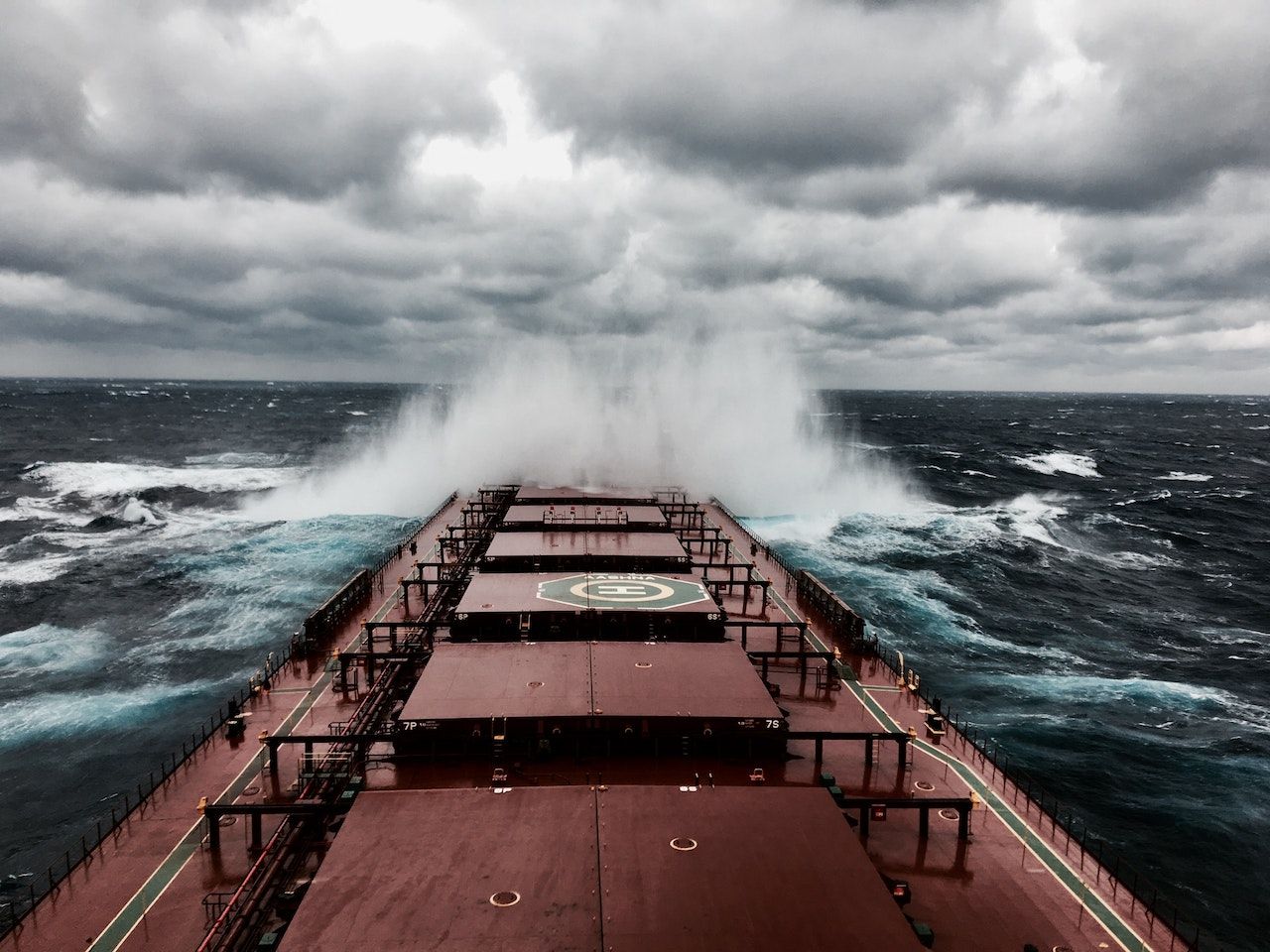 Barcos en tormentas: ¿qué hacer ante los riesgos en altamar?